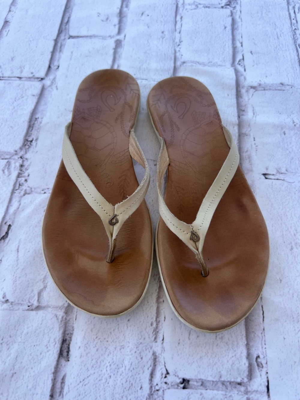 OluKai Women's Cream and Brown Leather Thong Sandals